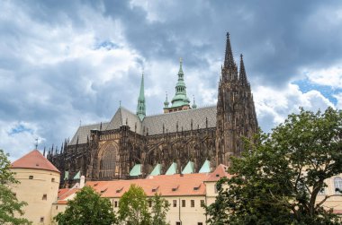 Prag, Çek Cumhuriyeti, 8 Ağustos 2023. Tepedeki Prag Kalesi ve St. Vitus Katedrali manzarası. Güzel bir yaz günü. Seyahat yerleri.