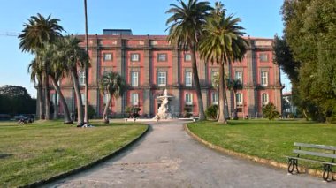 Napoli, İtalya, 30 Aralık 2024. Sarayın bahçeli ve Belvedere Çeşmesi 'ndeki kısa maskaralıklarının ön görüntüsü. Güneşli güzel bir gün. Seyahat yerleri.