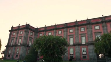 Napoli, İtalya, 30 Aralık 2024. Capodimonte Kraliyet Sarayı 'nın görüntüsü. Tava hareketi tüm uzunluğunu kapsıyor. Seyahat yerleri.