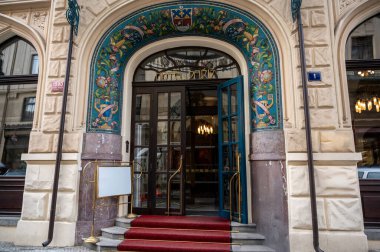 Prag, Çek Cumhuriyeti, 5 Ağustos 2023. Güzel dekore edilmiş Paris Oteli 'nin girişi. Yeni Sanat ve Gotik Uyanış 'ın bir karışımı olan bina Prag' ın tarihi merkezinde yer almaktadır..