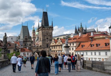 Prag, Çek Cumhuriyeti, 8 Ağustos 2023. Kalabalık Charles Köprüsü 'nde şehir hayatı sahnesi, bir ikon. Güzel bir yaz günü. Seyahat yerleri.