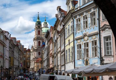 Prag, Çek Cumhuriyeti, 9 Ağustos 2023. Güzel bir yaz günü Charles Köprüsü 'nden Küçük Kasaba' ya doğru çekilmiş. Renkli cepheler göze çarpıyor. İnsanlarla dolu. Seyahat yerleri.