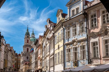 Prag, Çek Cumhuriyeti, 9 Ağustos 2023. Güzel bir yaz günü, Charles Köprüsü 'nden eski kasaba bölgesine doğru çekilmiş. Renkli cepheler göze çarpıyor. İnsanlarla dolu. Seyahat yerleri.