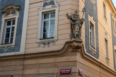 Prag, Çek Cumhuriyeti, 9 Ağustos 2023. Aziz Peter 'ın antik taş heykeli. Lusatian Papaz Okulu' nun köşesinde cennetin altın anahtarlarıyla..