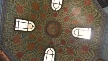 İstanbul, hindi, 1 Ağustos 2025. Cami kubbesinin baş döndürücü görüntüsü. Karmaşık çiçek desenleri ve pencerelerden süzülen güneş ışınları. Görkemli iç tasarım Topkapı Sarayı.