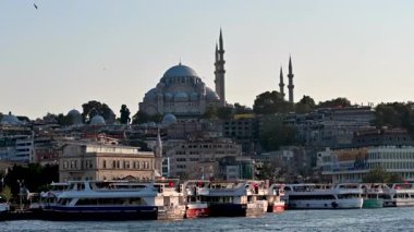 İstanbul, hindi, 4 Ağustos 2025. İstanbul 'un ünlü tarihi şehri, hindi, Süleyman Camii ve iskeleye demirlemiş feribotlu altın boynuz.