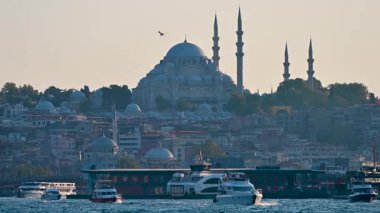 İstanbul, hindi, 4 Ağustos 2025. Süleyman Camii 'nin yer aldığı İstanbul' un tarihi yarımadasının ikonik görüşü. Boğazda gezinen turistik feribot ve tekneler.