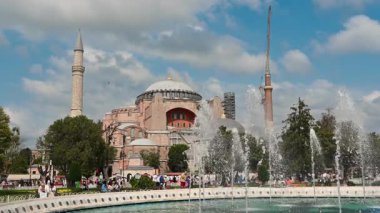 İstanbul, hindi, 5 Ağustos 2025. Güneşli bir günde ön planda fıskiyesi olan ünlü Hagia Büyük Camii. İstanbul 'un tarihi beldelerinde gezen turistler