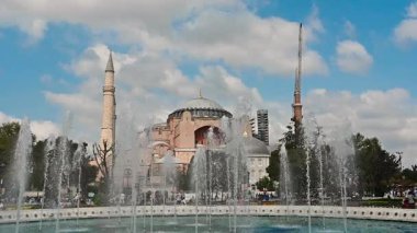 İstanbul, hindi, 5 Ağustos 2025. İstanbul 'daki Büyük Sofya Camii' nin görkemli manzarası. Ünlü simge Sultanahmet Meydanı 'ndaki güzel çeşmenin arkasında görülüyor. Yavaş çekim.