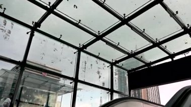 İstanbul, hindi, 5 Ağustos 2025. Bir bireyin modern bir metro istasyonundan yürüyen merdivene tırmanması İstanbul 'daki hareketli Taksim Meydanı' nı gözler önüne seriyor.