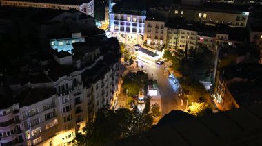 İstanbul, hindi, 5 Ağustos 2025. Gece şehrin yüksek açılı manzarası aydınlanmış eski binaları ve cadde boyunca ilerleyen geleneksel sarı tramvayı gösteriyor.