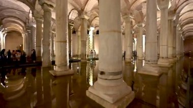 İstanbul, hindi, 6 Ağustos 2025. İstanbul 'daki Majestic yeraltı bazilikası, hindi. Pov turisti birçok mermer sütun ve suyla antik mimariyi keşfediyor