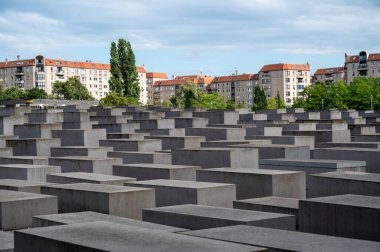 Berlin, Almanya, 12 Ağustos 2023. Avrupa 'da öldürülen Yahudilerin anısına düzenlenen Yahudi Soykırımı Anıtı' nda, bir Stelae tarlasını temsil eden beton bloklar yer alıyor.