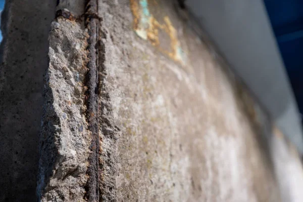 Berlin, Almanya, 13 Ağustos 2023. Berlin duvarının sert beton dokusunu paslanmış demirle gösteren parçası bölünmeyi ve tarihi değişimi simgeliyor.