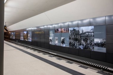 Berlin, Almanya, 13 Ağustos 2023. Berlin, Almanya 'daki toplu taşıma metro istasyonu Brandenburger tor hakkında tarihi bir sergi sunuyor.