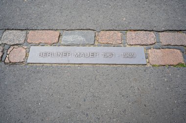 Berlin, Almanya, 13 Ağustos 2023. Berlin duvarları, eski soğuk savaş sınırının şehir boyunca izlenmesi için asfalta döşendi. Bölünme ve yeniden birleşme için kutsal bir anıt.