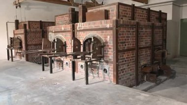 Dachau, Almanya, 27 Aralık 2025. Almanya 'daki Dachau toplama kampı anıtındaki krematoryum binasının iç kısımları, soykırım trajedisinin bir sembolü.