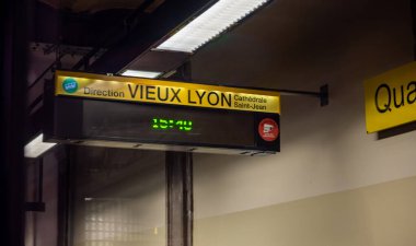 Lyon, Fransa. 27 Aralık 2023. Aklı başında tarihi binalar Croix-rousse tepesi ve berrak mavi gökyüzü sakin nehir sularına yansıyor.