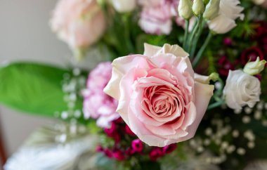 Çiçek aranjmanında yumuşak yapraklı narin pembe gül çiçekleri romantik ve zarif bir atmosfer yaratıyor. Aşkı ve özel durumları kutlamak için ideal.