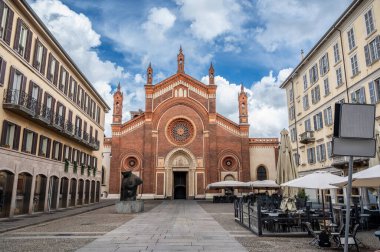 Milan, İtalya, 1 Nisan 2024. Santa Maria del Carmine Kilisesi, Milan 'ın Brera bölgesinin mimari güzelliğini yansıtan Piazza del Carmine' da yer almaktadır.