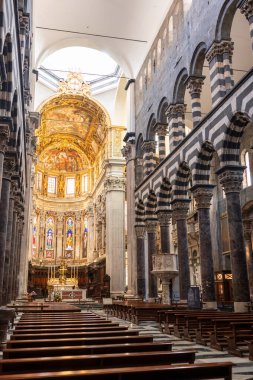 Ceneviz, ligurya, İtalya. 18 Mayıs 2024. San Lorenzo Katedrali süsleme sunağına bakan sıra sıra dizilmiş mermer sütunlar ve koridoru tanımlayan kemer yolları gösteriyor.