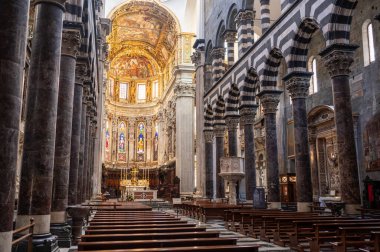 Ceneviz, ligurya, İtalya. 18 Mayıs 2024. San Lorenzo Katedrali iç mimarisi, Ceneviz, İtalya. Saf, sıra, sütun, sunak ve tavan freskleriyle tarihi kilise mimarisini araştırıyoruz.