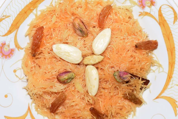 Asya Gıda Tabağı Vermicelli Fındık Tatlı Servisi — Stok fotoğraf