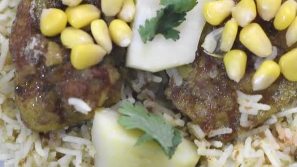 Płyta Azjatyckiej Żywności Ryż Ryby Warzywa Danie Główne Serwowane — Wideo stockowe