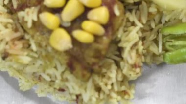 Asya Gıda Tabağı. Pirinç, balık, sebze, ana yemek servisi.