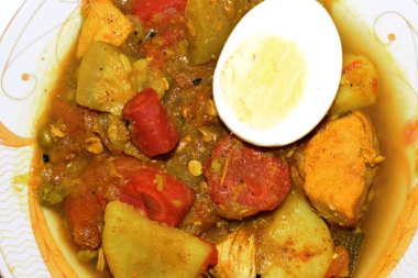 Asya Gıda Tabağı. Yumurta, tavuk, sebze, ana yemek servisi.