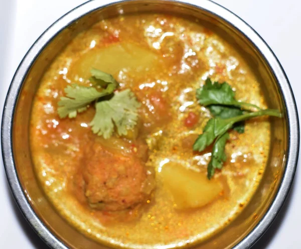 Asiatisk Mattallrik Kyckling Kofta Grönsaker Curry Sidorätt Servering — Stockfoto