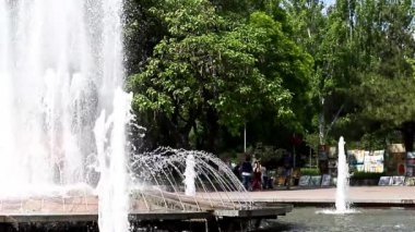 bir şehir parkında büyük çeşme