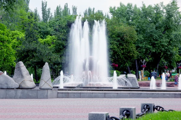 Large fountain in a city park — Stock Photo, Image