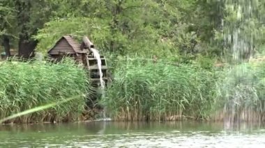 Su-değirmen bir parkta bir gölde