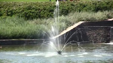 bir şehir parkında büyük çeşme