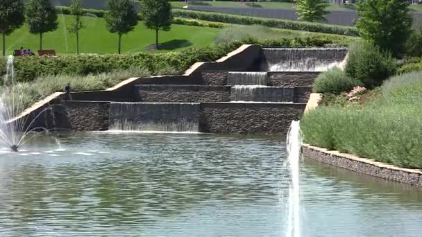 Großer Brunnen im Stadtpark — Stockvideo