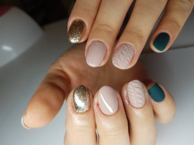 Güzel renkli çivi ve el manikür.