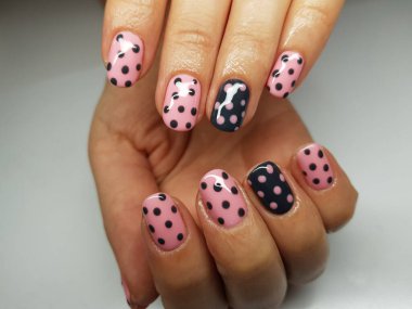 Güzel renkli çivi ve el manikür.