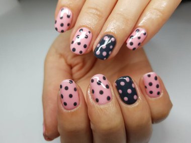 Güzel renkli çivi ve el manikür.