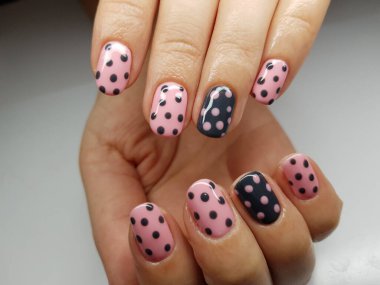 Güzel renkli çivi ve el manikür.