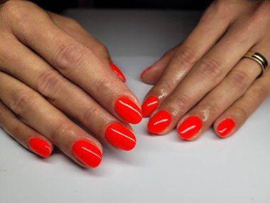 Güzel renkli çivi ve el manikür.