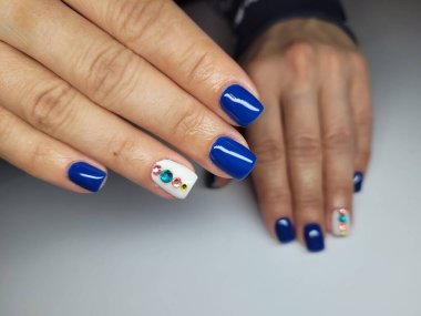 Güzel renkli çivi ve el manikür.