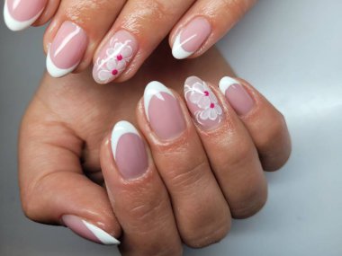 Güzel renkli çivi ve el manikür.