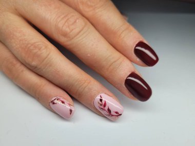 Güzel renkli çivi ve el manikür.