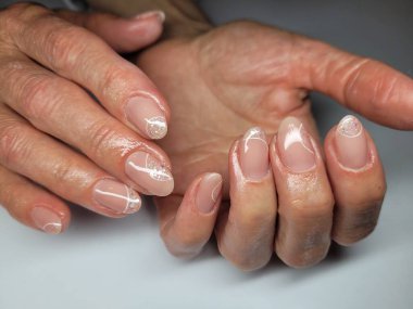 Güzel renkli çivi ve el manikür.