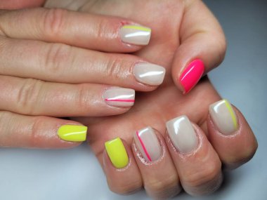 Güzel renkli çivi ve el manikür.