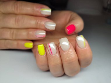 Güzel renkli çivi ve el manikür.