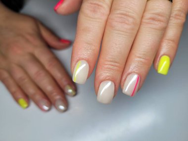 Güzel renkli çivi ve el manikür.