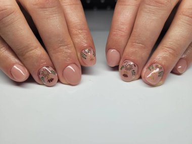 Güzel renkli çivi ve el manikür.