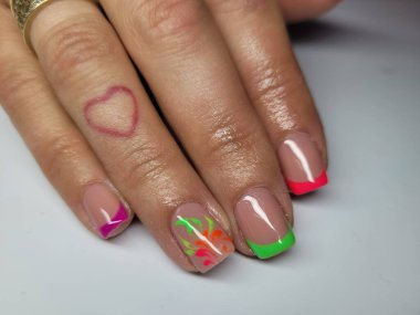 Güzel renkli çivi ve el manikür.